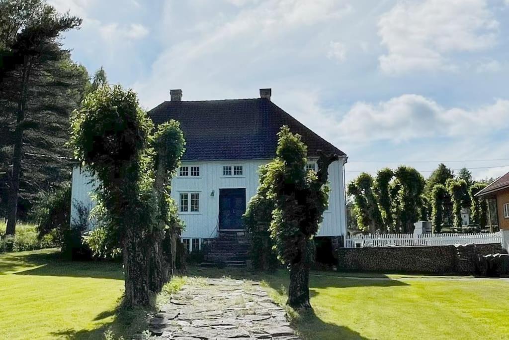 Bosvik Gard, Nyrenovert Leilighet I Hovedhus Fra 1756 Risør Exteriör bild