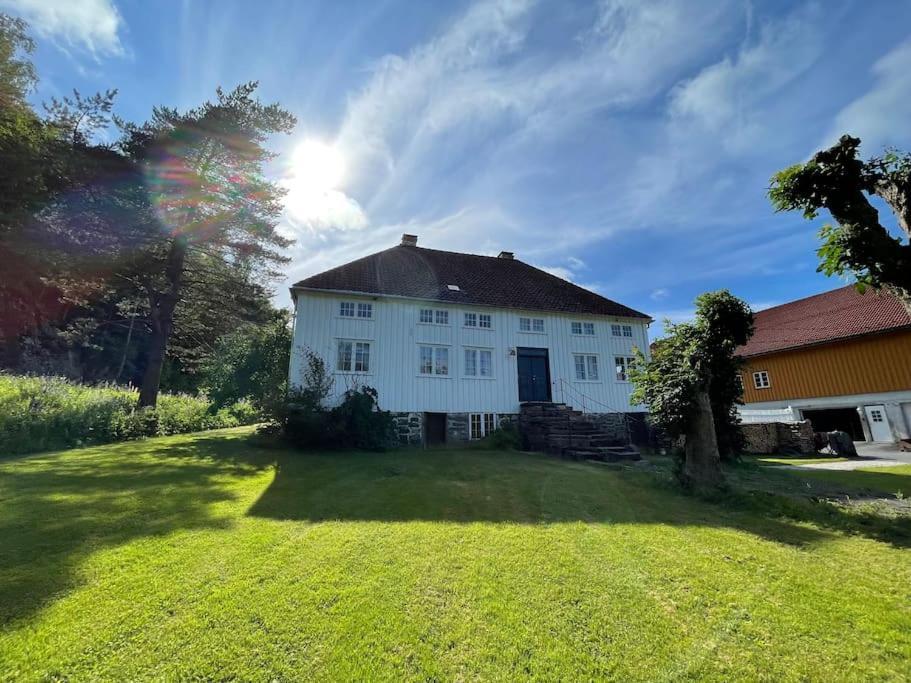 Bosvik Gard, Nyrenovert Leilighet I Hovedhus Fra 1756 Risør Exteriör bild