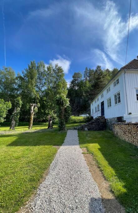 Bosvik Gard, Nyrenovert Leilighet I Hovedhus Fra 1756 Risør Exteriör bild