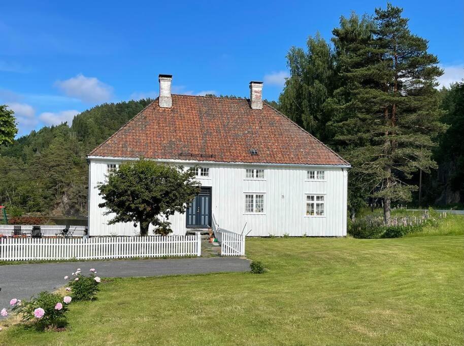 Bosvik Gard, Nyrenovert Leilighet I Hovedhus Fra 1756 Risør Exteriör bild