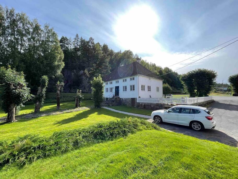 Bosvik Gard, Nyrenovert Leilighet I Hovedhus Fra 1756 Risør Exteriör bild