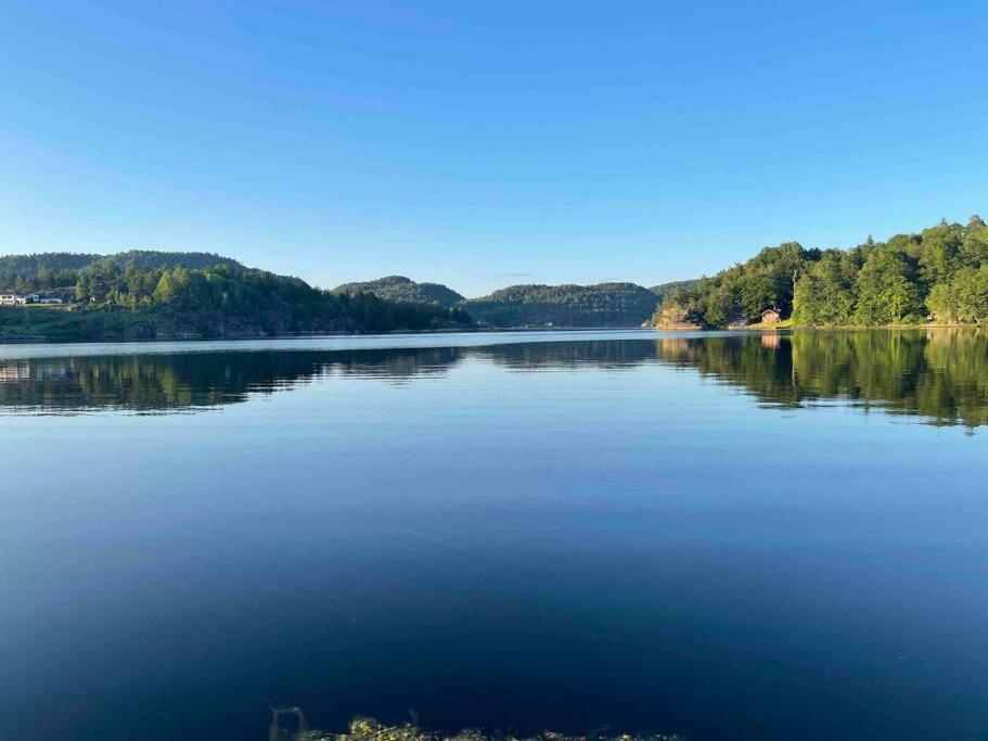 Bosvik Gard, Nyrenovert Leilighet I Hovedhus Fra 1756 Risør Exteriör bild